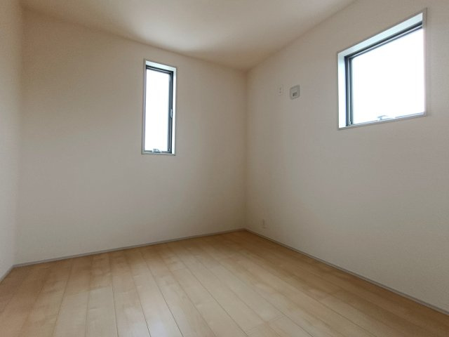 三郷市　新和4丁目　新築戸建　全2棟の洋室|明るい洋室です