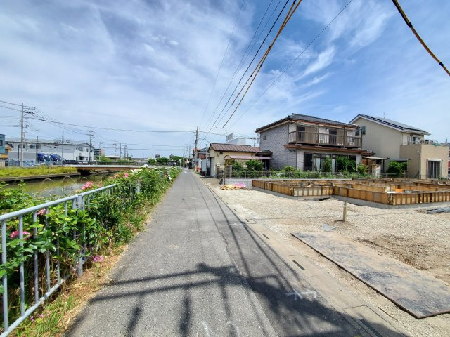 三郷市　新和4丁目　新築戸建　全2棟の前面道路含む現地写真|前面道路含む現地写真です