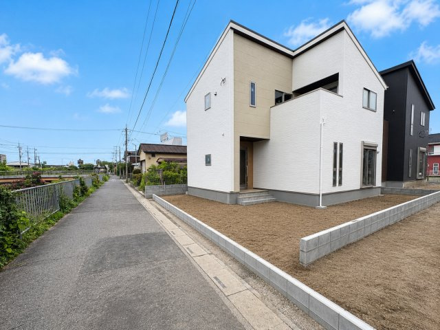 三郷市　新和4丁目　新築戸建　全2棟の前面道路含む現地写真|前面道路含む現地写真です
