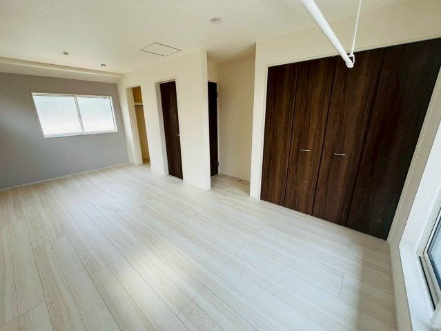 【BLOOMING GARDEN】　久喜市栗原2丁目3期　全1邸の洋室|〇洋室　5.25帖+5.01帖〇
各居室に収納がございますので最大限お部屋を広く使うことができます♪
2026年5月撮影