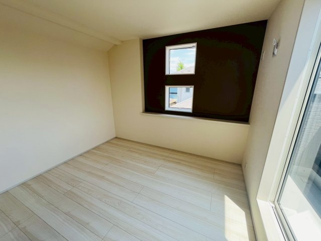 【BLOOMING GARDEN】　久喜市栗原2丁目3期　全1邸の洋室|〇洋室　5.25帖〇
2階全居室バルコニーに面しています！お気に入りの雑貨や写真を飾れるカウンター付きのお部屋です♪
2026年5月撮影
