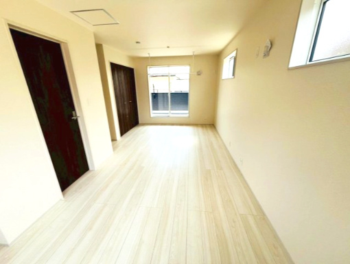 【BLOOMING GARDEN】　久喜市栗原2丁目3期　全1邸の洋室|〇洋室　5.25帖+5.01帖〇
バルコニーに面した洋室は日当たり良好です！ウォークインクローゼット付き♪たっぷりの収納スペースで住空間もスッキリ広々します（＾＾）
2026年5月撮影