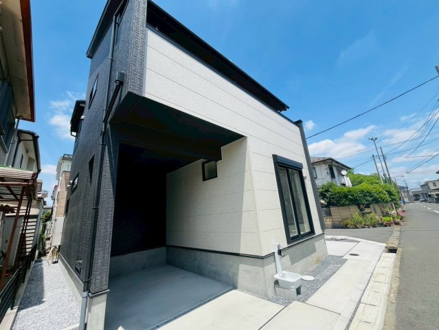 【BLOOMING GARDEN】　久喜市栗原2丁目3期　全1邸の外観|2台駐車可♪雨風から車を守るインナーガレージ付きです（＾＾）
2026年5月撮影