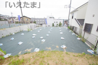 【外観】 | 【仲介手数料無料】川崎市麻生区千代ヶ丘8丁目　売地（全10区画）No.1区画　3480万円 | 1区画は南北どちらの道路からも出入りが可能。駐車スペースは北側道路からフラットに駐車。