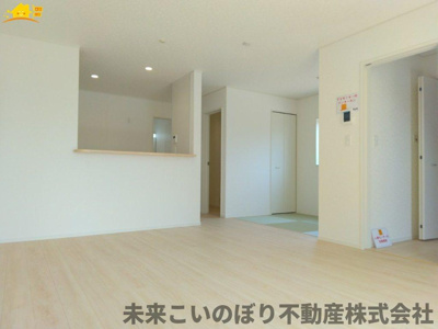 【居間・リビング】 | Cradle garden加須市南町第3　1号棟 | 一日の中で多くの時間を過すことになるリビングダイニングだからこそ、いつも穏やかな空間であることが必然。爽やかな通風と採光を存分に感じる事が出来る空間です。