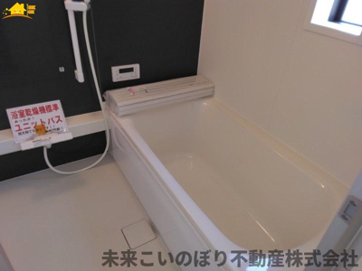 【浴室】 | Cradle garden加須市南町第3　1号棟 | １坪サイズのバスルーム。浴室換気乾燥機を標準装備。乾きやすい床やお手入れのしやすい排水口など、いつも清潔にご使用いただけます。