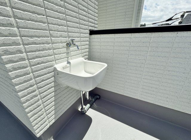 北区赤羽1丁目 全2棟 A号棟のバルコニー|【外水栓】
水栓を完備したルーフバルコニー