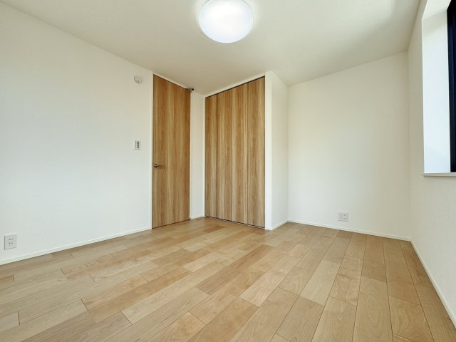 北区赤羽1丁目 全2棟 A号棟の洋室|3階6.2帖洋室
暖かみのあるカラーで仕上げお家時間もゆったり心地よくお過ごしいただける居室(A号棟)