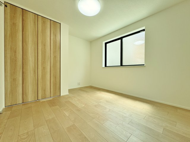 北区赤羽1丁目 全2棟 A号棟の洋室|1階6.3帖洋室
プライベート空間も快適
全室2面採光・収納付
お部屋は明るく、のびのびとお過ごしいただけます(A号棟)