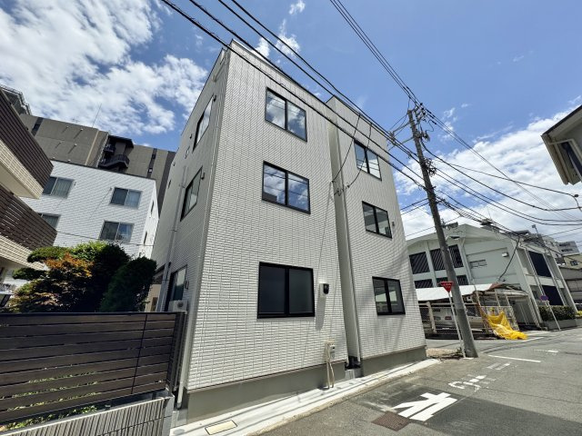 北区赤羽1丁目 全2棟 A号棟の前面道路含む現地写真|両面道路！
開放感溢れ陽当り・風通し良好
