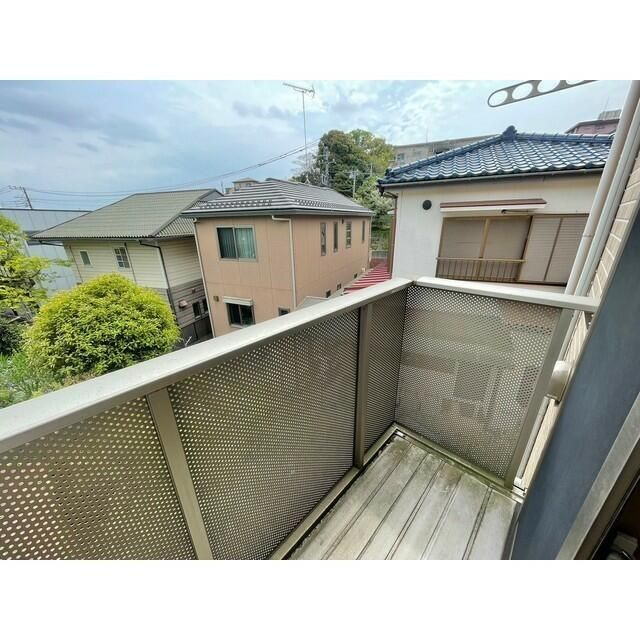 横須賀市上町２丁目のアパートのバルコニー