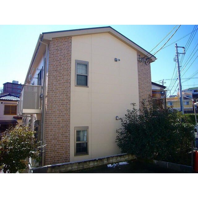 横須賀市上町２丁目のアパートの外観