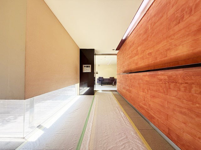 【ロビー】 | FORTIS池上 | マンションの建物内に入って最初に目にする空間が、このエントランスホールです。それほど広くはありませんが、しっかりと清潔感が保たれています。～即日のご見学可能～　お問合せはお気軽にどうぞ。
