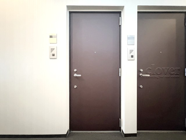 【その他共用部分】 | FORTIS池上 | 皆様をお迎えする、お部屋の玄関ドア。開けやすさや開放角度、ドアノブの操作しやすさや鍵の形状などを、現地で一度ご確認ください。～即日のご見学可能～　お問合せはお気軽にどうぞ。