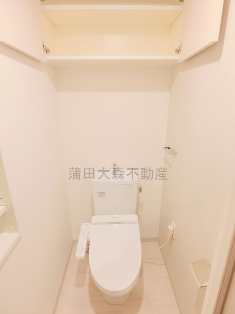 グリーンテラス久が原のトイレ|棚と温水洗浄便座付きのトイレ