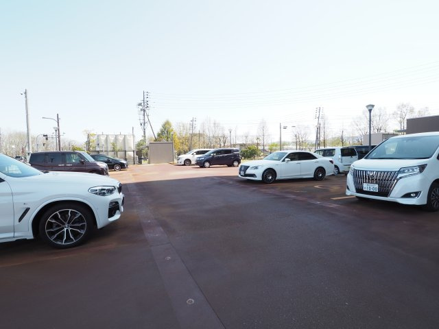 長岡市寺島町の賃貸マンションの駐車場