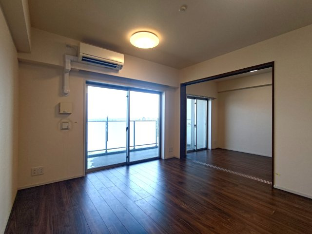 長岡市寺島町の賃貸マンションの居間・リビング