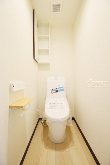 【トイレ】 | フジメゾン西日暮里 | 温水洗浄便座付き　トイレはもともと個人の領域である自宅の中でも、最もプライベートな空間です。だからこそ、ほしい「落ち着き」がここにあります。～即日のご見学可能～　お問合せはお気軽にどうぞ。