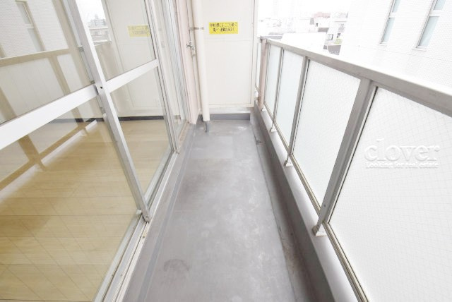 【バルコニー】 | フジメゾン西日暮里 | バルコニーの様子。ここからの眺めが、日々のストレスを発散してくれることでしょう。ちなみにバルコニーは専有部分ではなく「共用部分」の扱いです。～即日のご見学可能～　お問合せはお気軽にどうぞ。