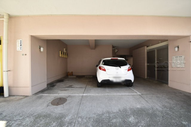 【駐車場】 | フジメゾン西日暮里 | マンションの駐車場スペース。空きの有無や駐車料金、サイズ規定などについては、改めてお問い合わせください。～即日のご見学可能～　お問合せはお気軽にどうぞ。