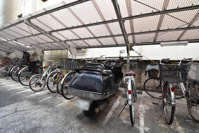 【駐車場】 | フジメゾン西日暮里 | バイク置き場。空き区画の有無や駐輪料金、サイズおよび排気量規定などについては、改めてお問い合わせください。～即日のご見学可能～　お問合せはお気軽にどうぞ。