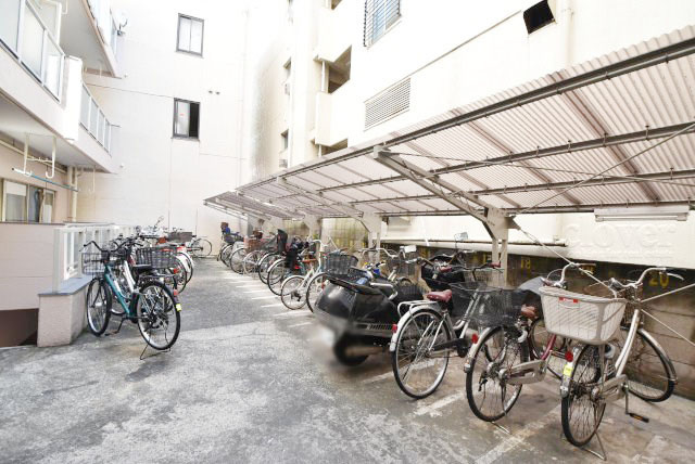 【駐輪場】 | フジメゾン西日暮里 | 自転車置き場。マンションの共用部にあたります。空きの有無や駐輪料金、各戸の台数制限などについては、改めてお問い合わせください。～即日のご見学可能～　お問合せはお気軽にどうぞ。