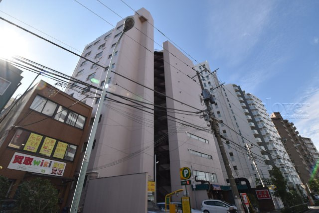 【外観】 | フジメゾン西日暮里 | 青空によく映える建物です。手入れの行き届いた外壁やマンション正面エントランスなど、綺麗な姿をぜひ一度、現地にてご覧ください。～即日のご見学可能～　お問合せはお気軽にどうぞ。