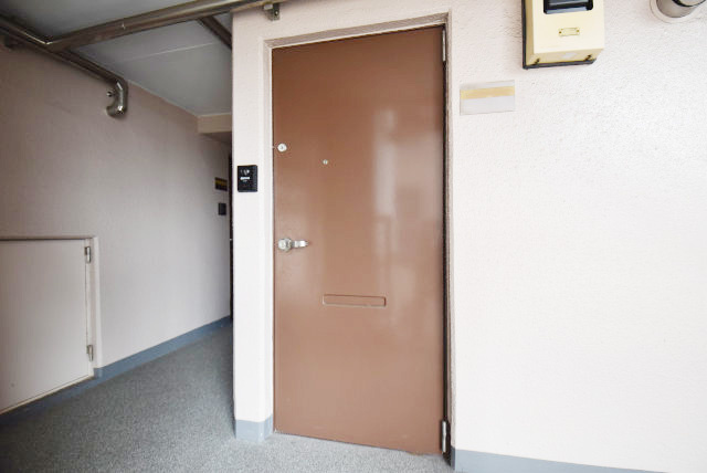【その他共用部分】 | フジメゾン西日暮里 | 皆様をお迎えする、お部屋の玄関ドア。開けやすさや開放角度、ドアノブの操作しやすさや鍵の形状などを、現地で一度ご確認ください。～即日のご見学可能～　お問合せはお気軽にどうぞ。