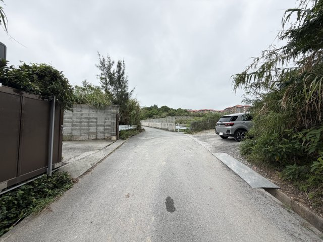 恩納村谷茶（オーシャンビュー旅館業取得済み）の前面道路含む現地写真|西側公道面♪