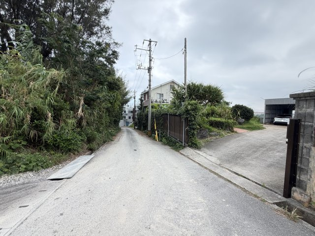 恩納村谷茶（オーシャンビュー旅館業取得済み）の前面道路含む現地写真|西側公道面♪