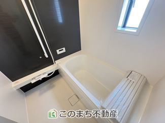 【浴室】 | CRADLE GARDEN古河市諸川第9　 | お風呂は足を延ばしてゆったり入浴できる広々1坪タイプ☆

ばして入浴できる広々とした1坪タイプのお風呂☆


