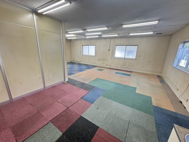 【売事務所・工場・倉庫】大津市国分2丁目の洋室|広々とした事務所です