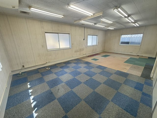 【売事務所・工場・倉庫】大津市国分2丁目の洋室|カーペット敷で音が響きにくいのもポイント