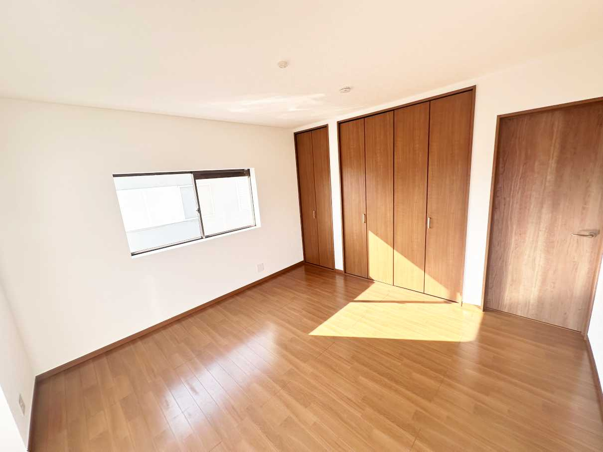松戸市松戸戸建の洋室|明るい洋室です