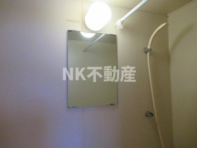【浴室】 | グローバル八戸ノ里Ⅱ（八戸ノ里賃貸） | お風呂に鏡があります