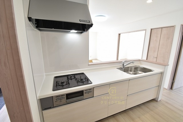ハートフルタウン 　ひたちなか市津田2612番　Aのキッチン|美しいシステムキッチンです。ワイドなカウンターと高い収納力で、家族で一緒に料理をするにも十分な広さ。お手入れしやすいので清潔を保つことができます。