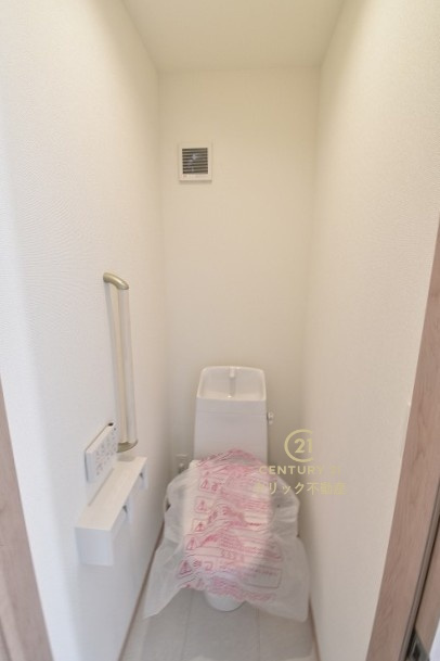 ハートフルタウン 　ひたちなか市津田2612番　Aのトイレ|毎日使う空間と機能だから、いつまでも清潔なスペースであってほしいのがトイレです。お掃除しやすいシンプルなデザインです。