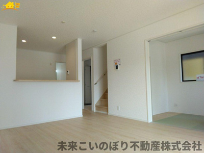 【居間・リビング】 | Cradle garden加須市南町第3　3号棟 | 一日の中で多くの時間を過すことになるリビングダイニングだからこそ、いつも穏やかな空間であることが必然。爽やかな通風と採光を存分に感じる事が出来る空間です。