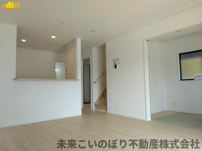 【居間・リビング】 | Cradle garden加須市南町第3　3号棟 | 一日の中で多くの時間を過すことになるリビングダイニングだからこそ、いつも穏やかな空間であることが必然。爽やかな通風と採光を存分に感じる事が出来る空間です。