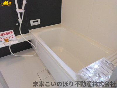 【浴室】 | Cradle garden加須市南町第3　3号棟 | １坪サイズのバスルーム。浴室換気乾燥機を標準装備。乾きやすい床やお手入れのしやすい排水口など、いつも清潔にご使用いただけます。