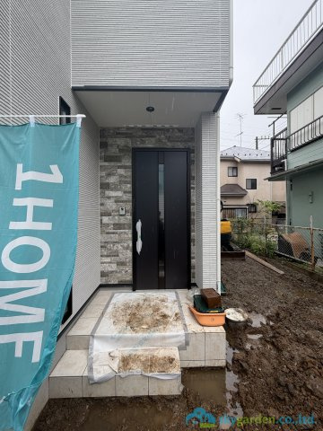 伊勢原市岡崎No.1　新築戸建　全1棟1号棟の玄関