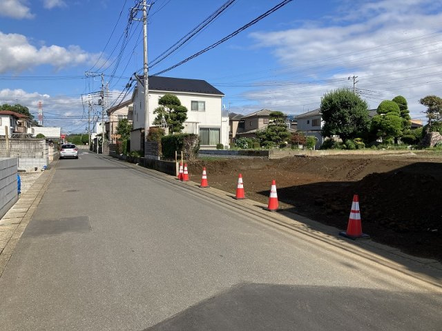 伊奈町寿３丁目　全５区画売地の前面道路含む現地写真