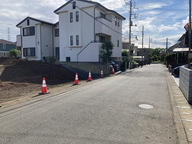 伊奈町寿３丁目　全５区画売地の前面道路含む現地写真