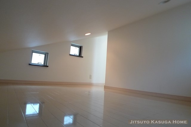 ３階の下がり天井のお部屋です。
