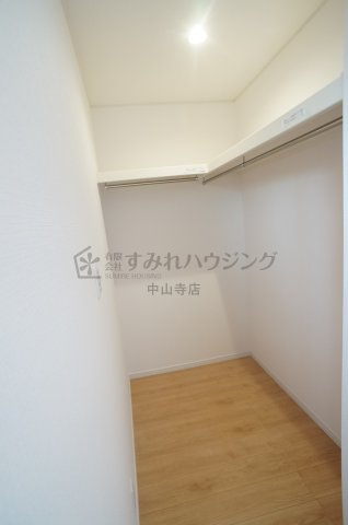 レミエ宝塚の収納|主寝室のウォークインクローゼットです