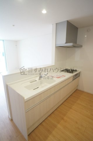 レミエ宝塚のキッチン|吊戸棚の無い開放的な対面式キッチンです