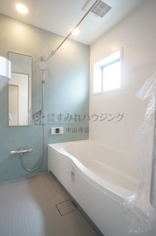 レミエ宝塚の浴室|浴室には小窓が付いています