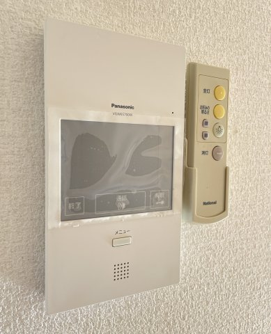 デ・リード東洞院の防犯設備|モニター付きインターフォン完備で、一人暮らしにも安心です。
