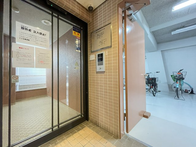 デ・リード東洞院のエントランス|共用部　オートロック完備でセキュリティ面も安心です。