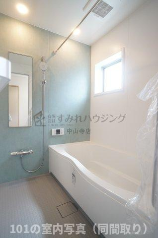 レミエ宝塚の浴室|浴室には小窓が付いています